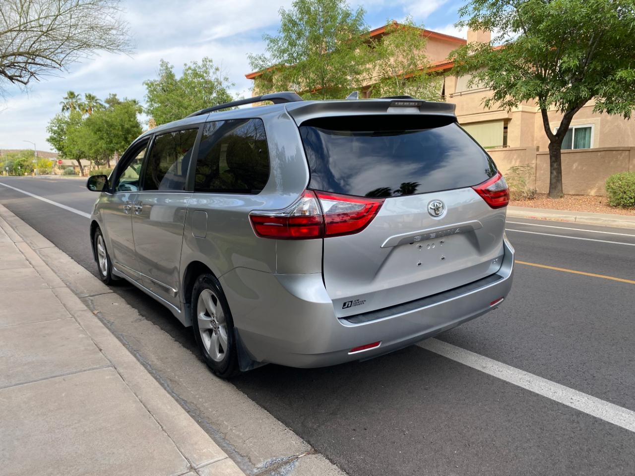 Toyota Sienna LE FWD 8-Passenger (Natl) 2020