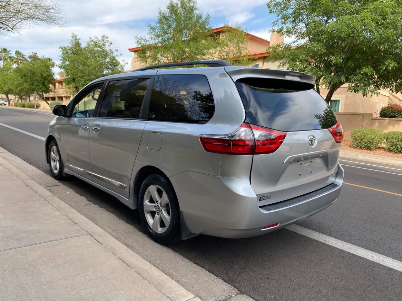Toyota Sienna LE FWD 8-Passenger (Natl) 2020
