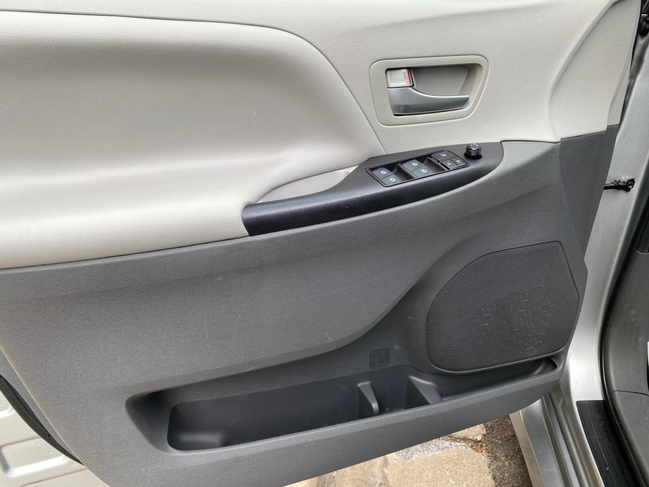 Toyota Sienna LE FWD 8-Passenger (Natl) 2020