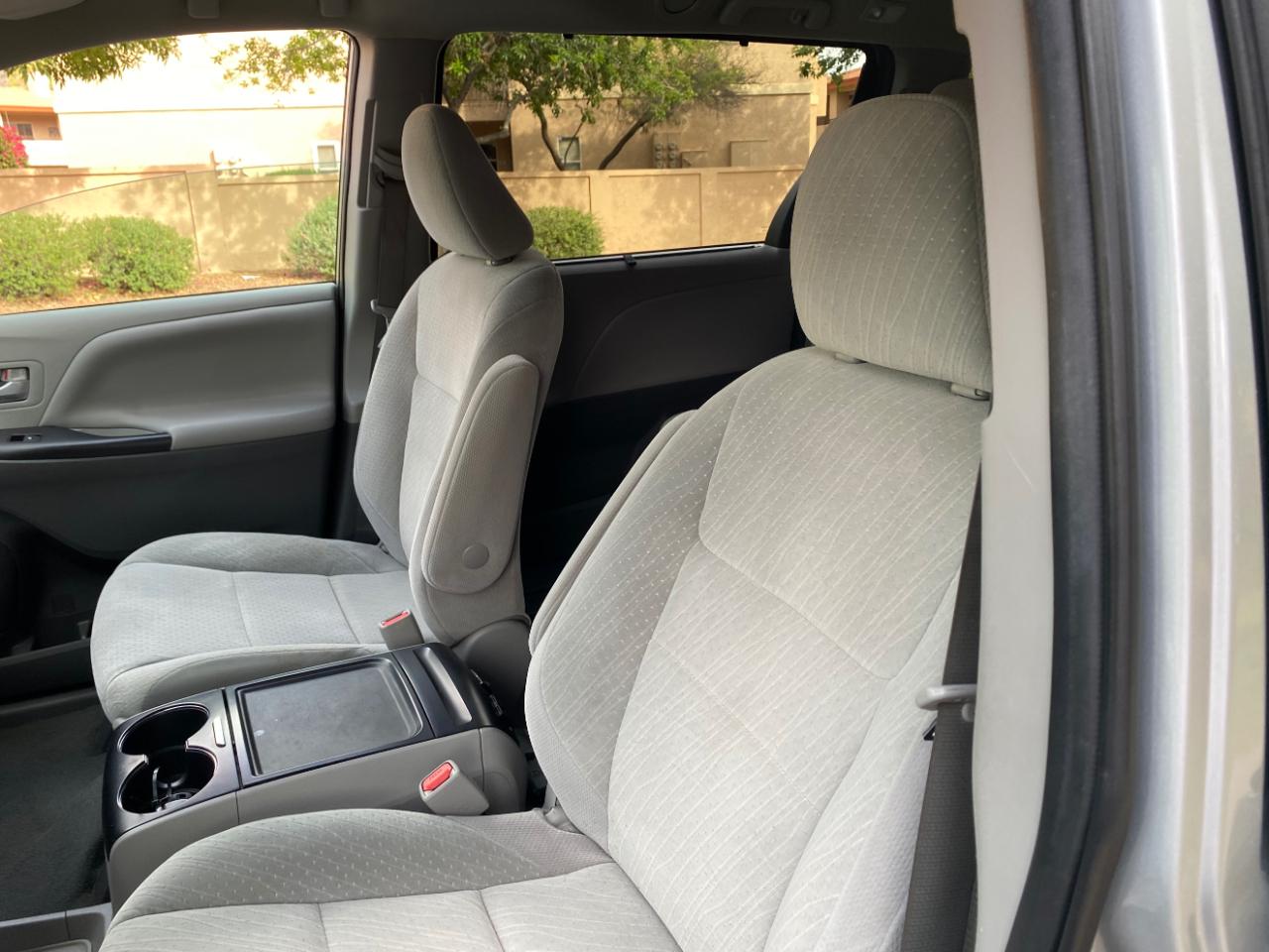 Toyota Sienna LE FWD 8-Passenger (Natl) 2020