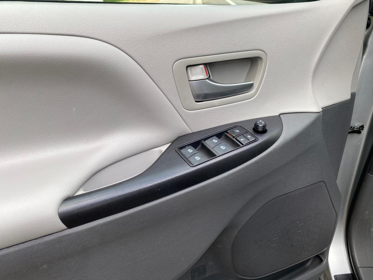 Toyota Sienna LE FWD 8-Passenger (Natl) 2020