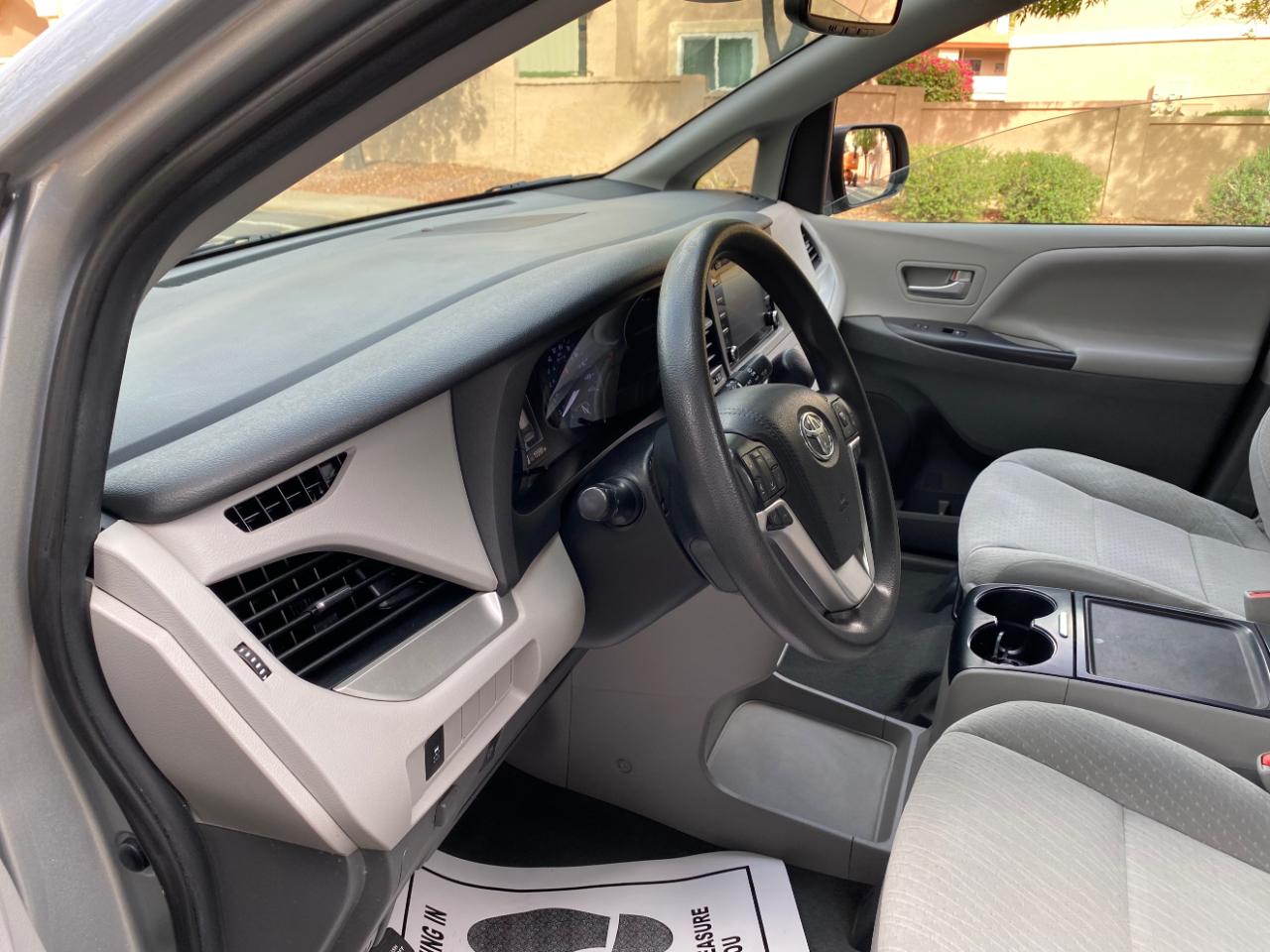 Toyota Sienna LE FWD 8-Passenger (Natl) 2020