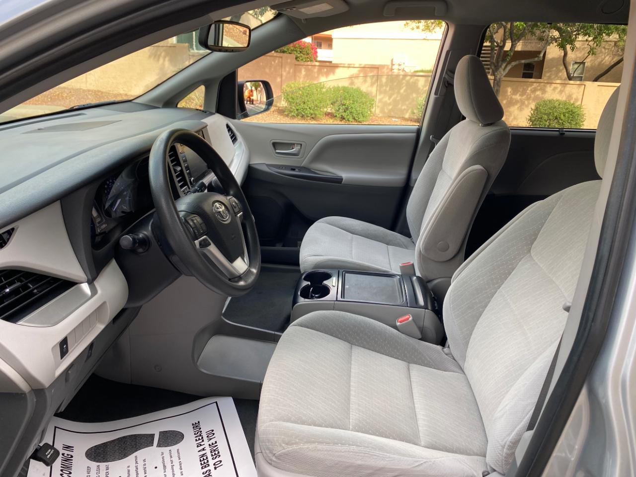 Toyota Sienna LE FWD 8-Passenger (Natl) 2020