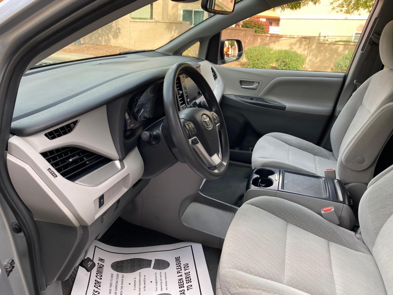 Toyota Sienna LE FWD 8-Passenger (Natl) 2020