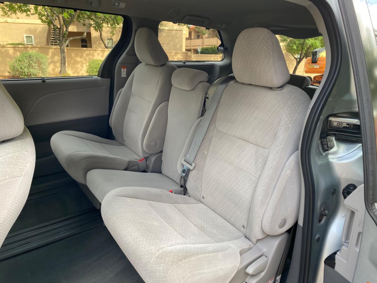 Toyota Sienna LE FWD 8-Passenger (Natl) 2020