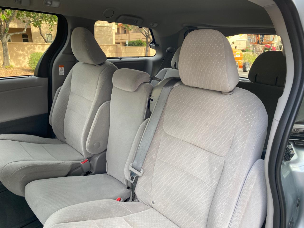 Toyota Sienna LE FWD 8-Passenger (Natl) 2020