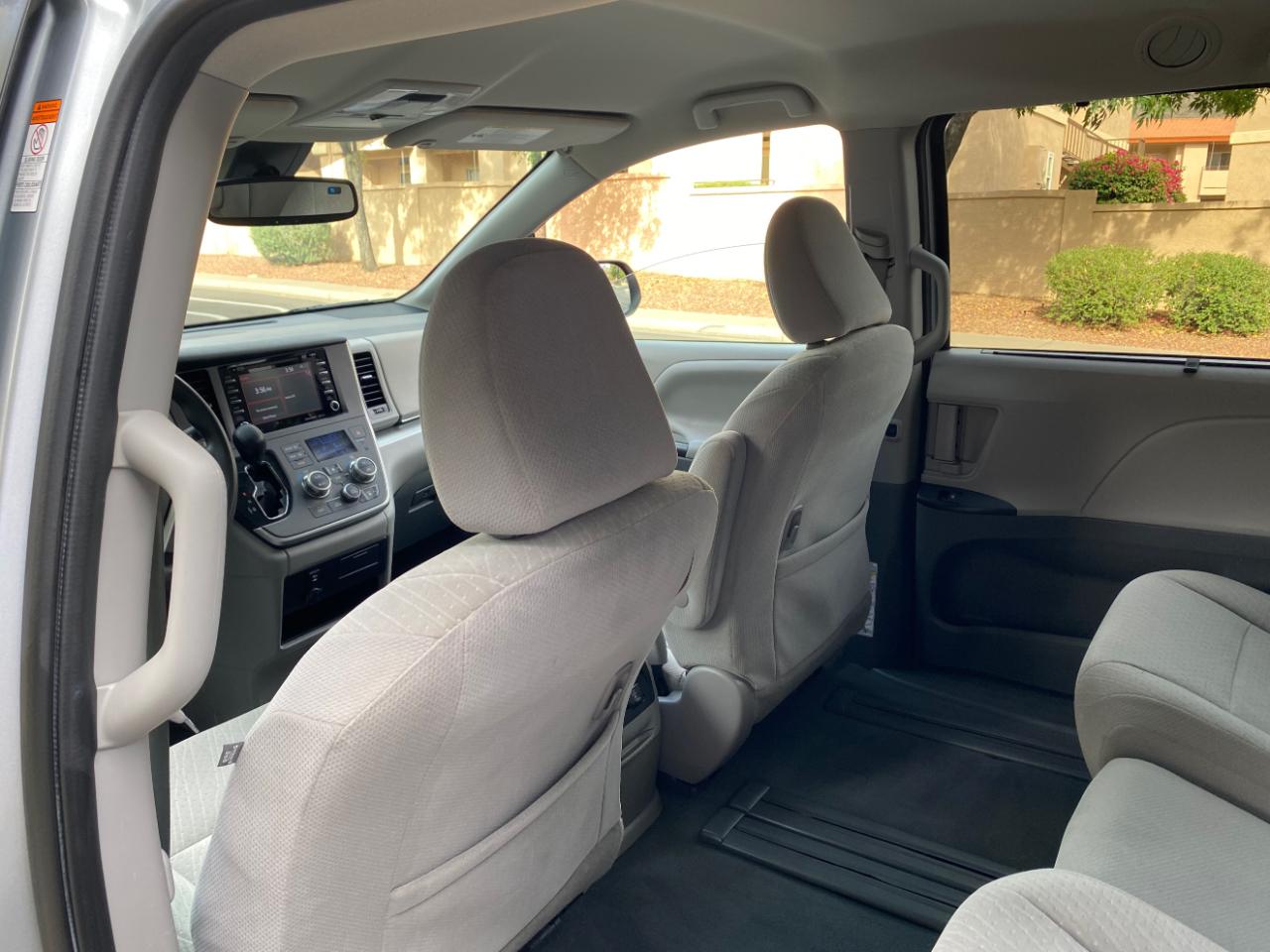 Toyota Sienna LE FWD 8-Passenger (Natl) 2020