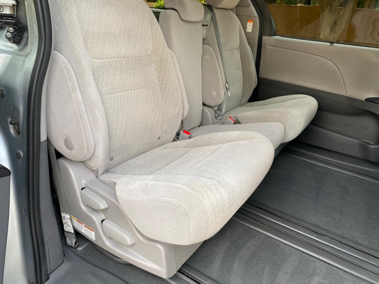 Toyota Sienna LE FWD 8-Passenger (Natl) 2020