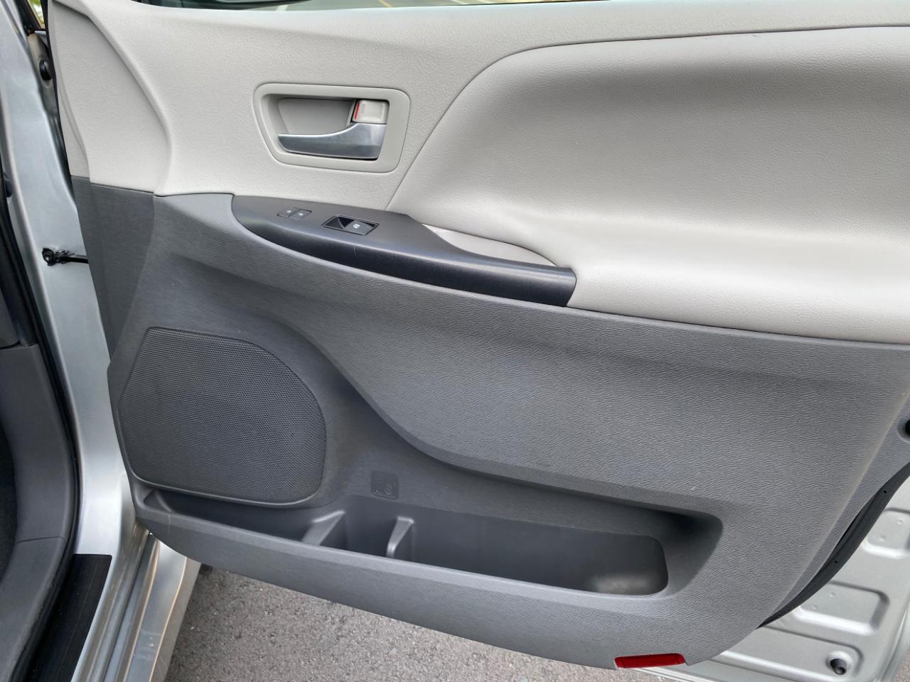 Toyota Sienna LE FWD 8-Passenger (Natl) 2020