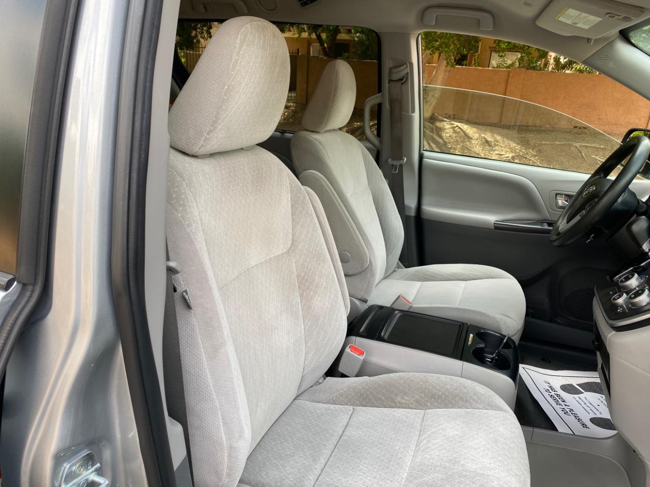 Toyota Sienna LE FWD 8-Passenger (Natl) 2020