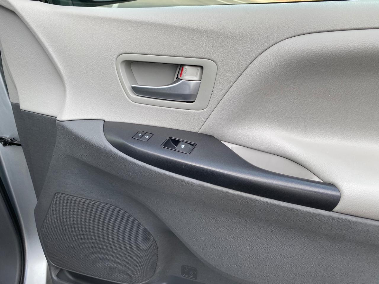 Toyota Sienna LE FWD 8-Passenger (Natl) 2020