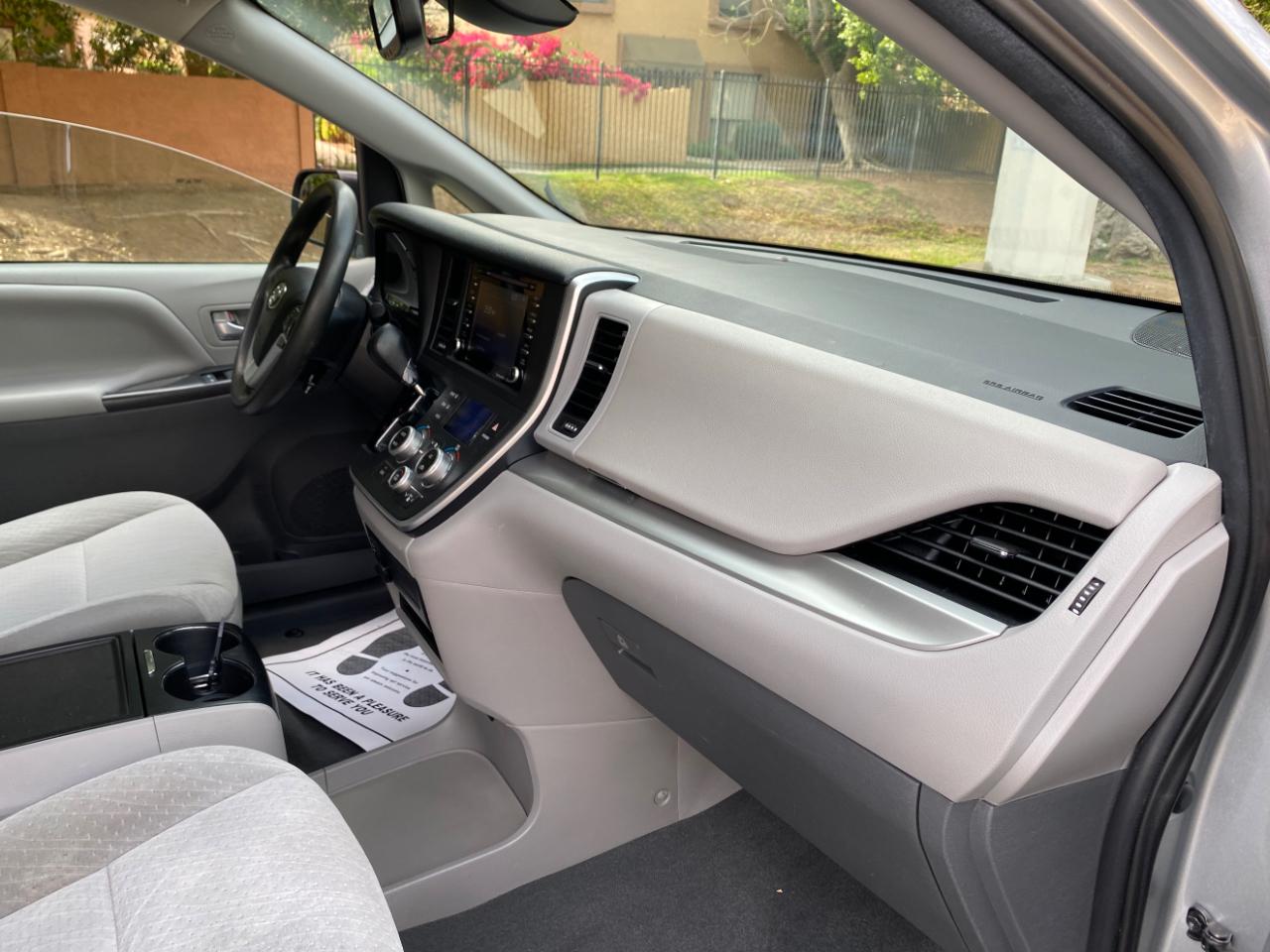 Toyota Sienna LE FWD 8-Passenger (Natl) 2020