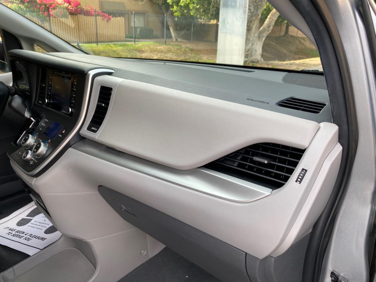 Toyota Sienna LE FWD 8-Passenger (Natl) 2020