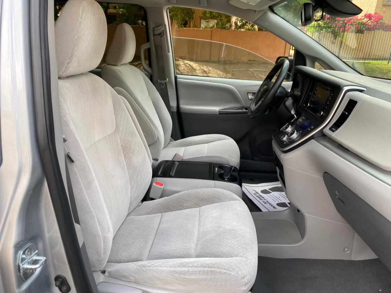 Toyota Sienna LE FWD 8-Passenger (Natl) 2020