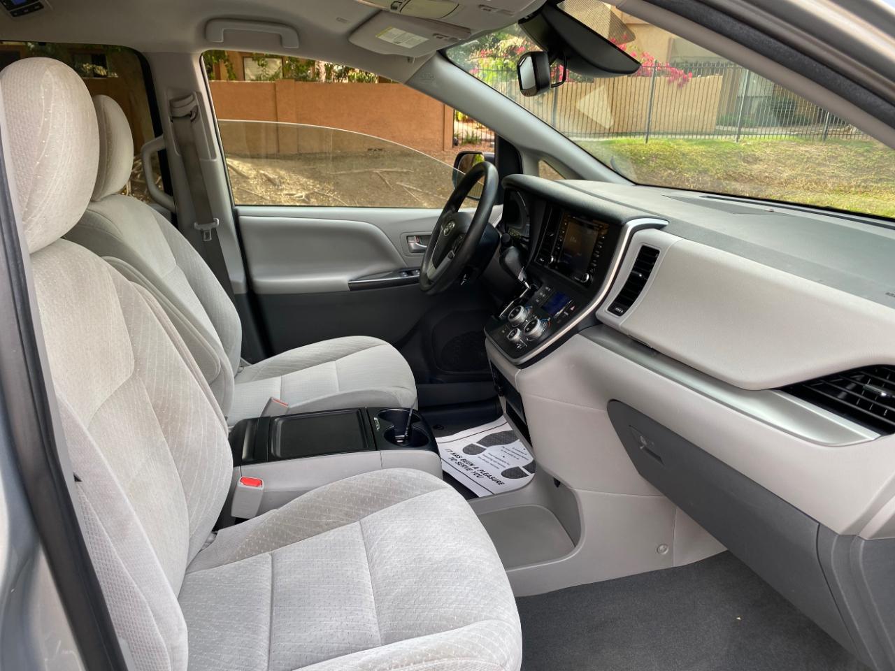 Toyota Sienna LE FWD 8-Passenger (Natl) 2020