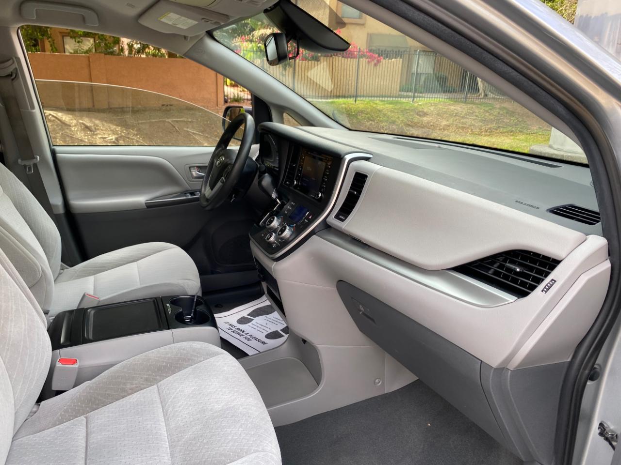 Toyota Sienna LE FWD 8-Passenger (Natl) 2020