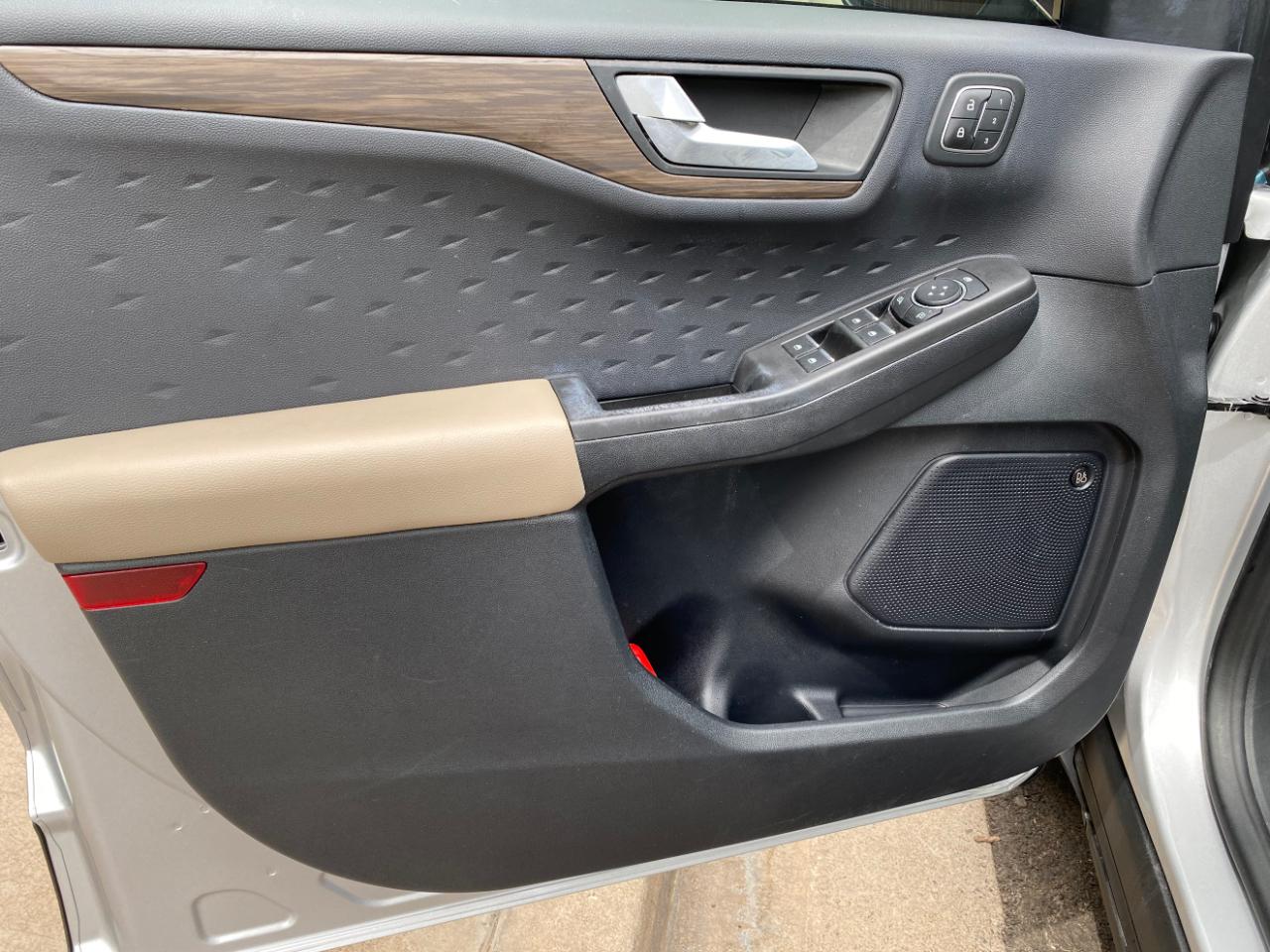 Ford Escape Titanium Hybrid FWD 2020