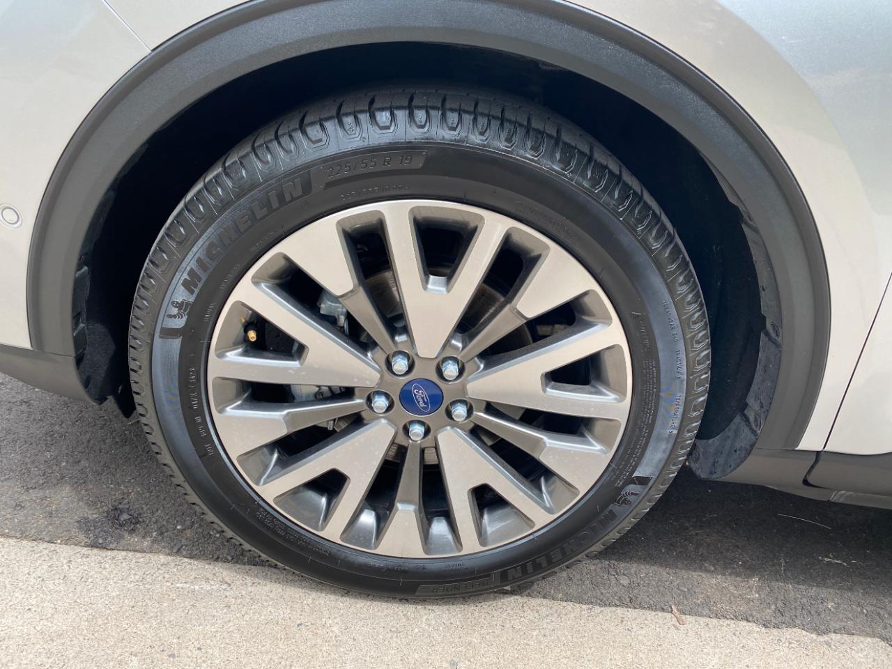 Ford Escape Titanium Hybrid FWD 2020