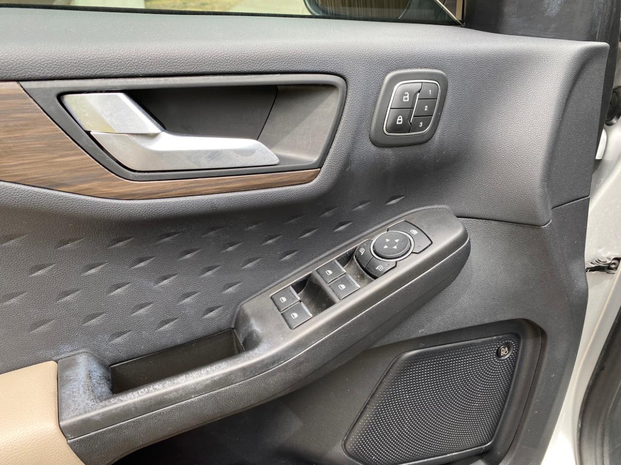 Ford Escape Titanium Hybrid FWD 2020