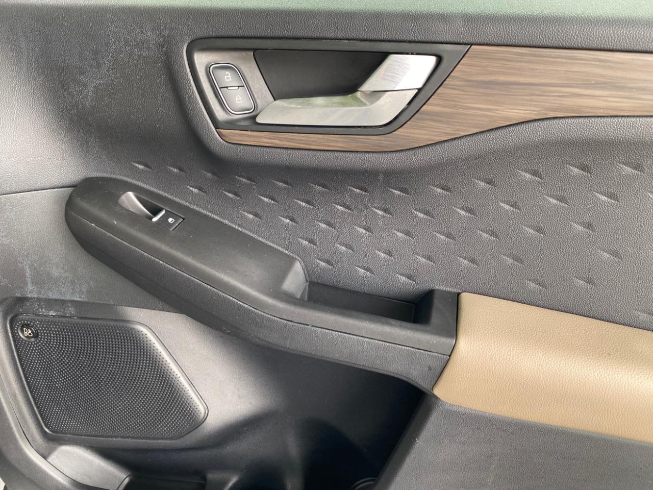 Ford Escape Titanium Hybrid FWD 2020