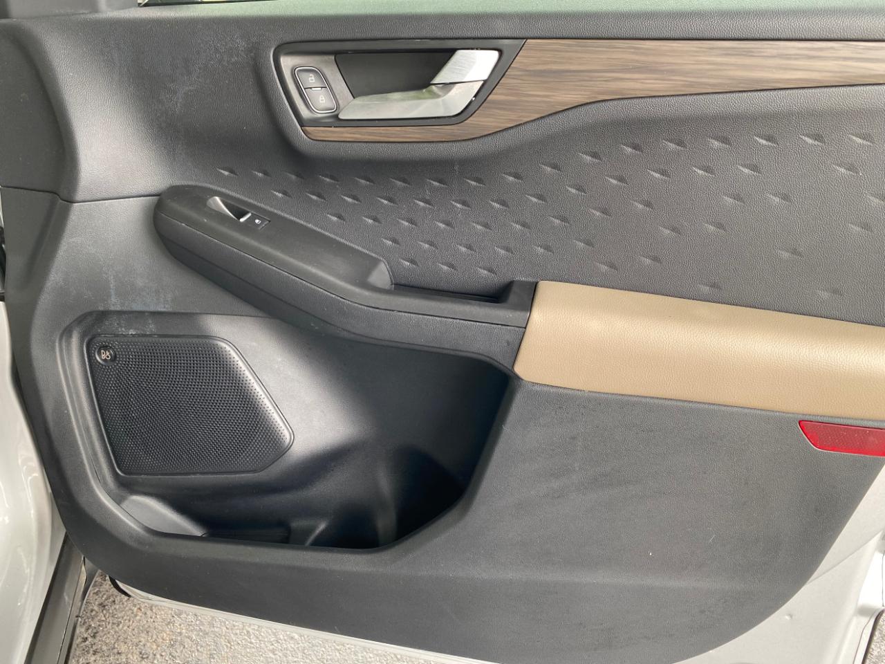 Ford Escape Titanium Hybrid FWD 2020