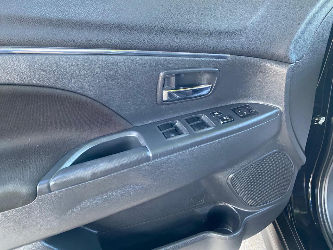 Mitsubishi Outlander Sport  2023