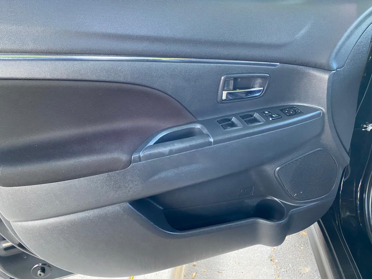 Mitsubishi Outlander Sport  2023