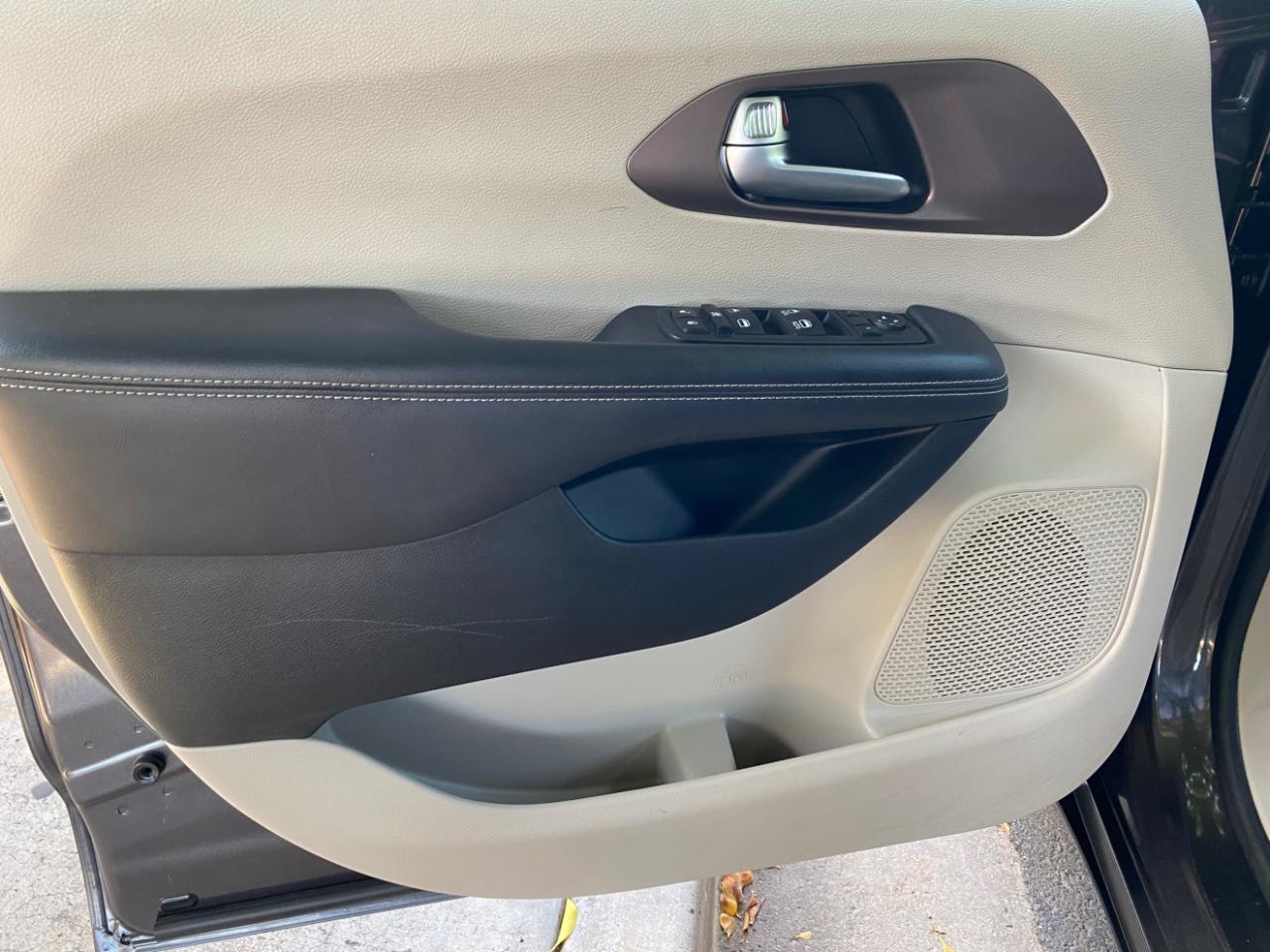 Chrysler Voyager LX FWD 2023