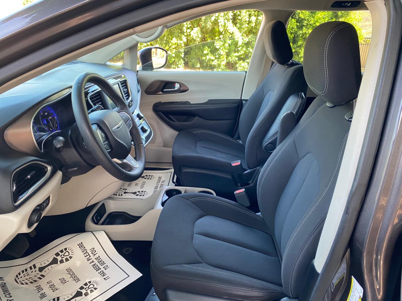 Chrysler Voyager LX FWD 2023