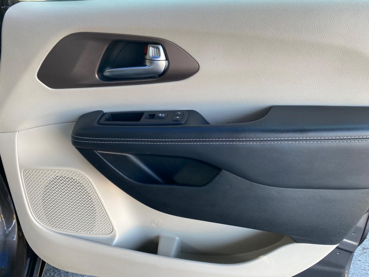 Chrysler Voyager LX FWD 2023