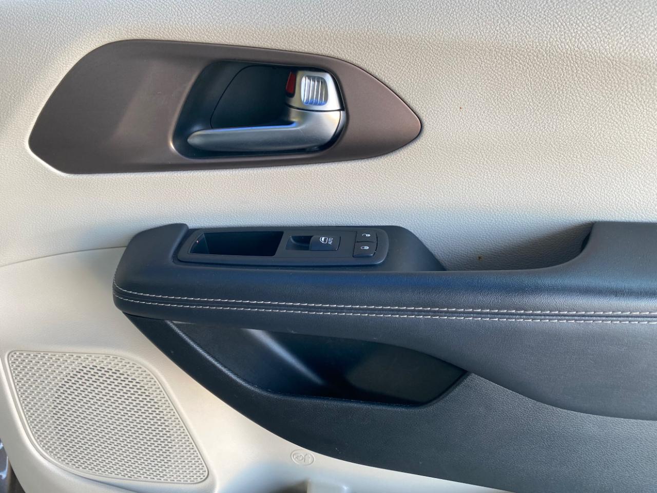 Chrysler Voyager LX FWD 2023