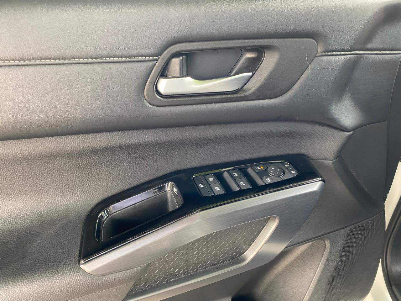 Nissan Pathfinder SL 2WD 2024