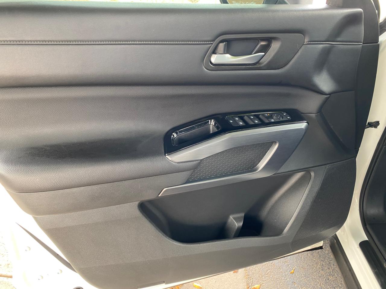 Nissan Pathfinder SL 2WD 2024