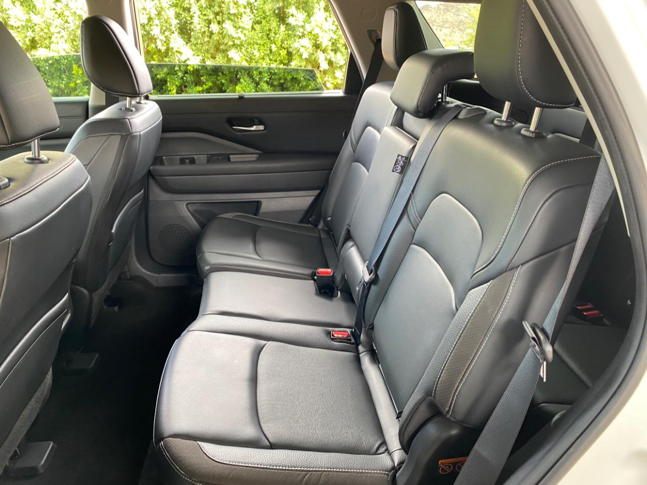 Nissan Pathfinder SL 2WD 2024