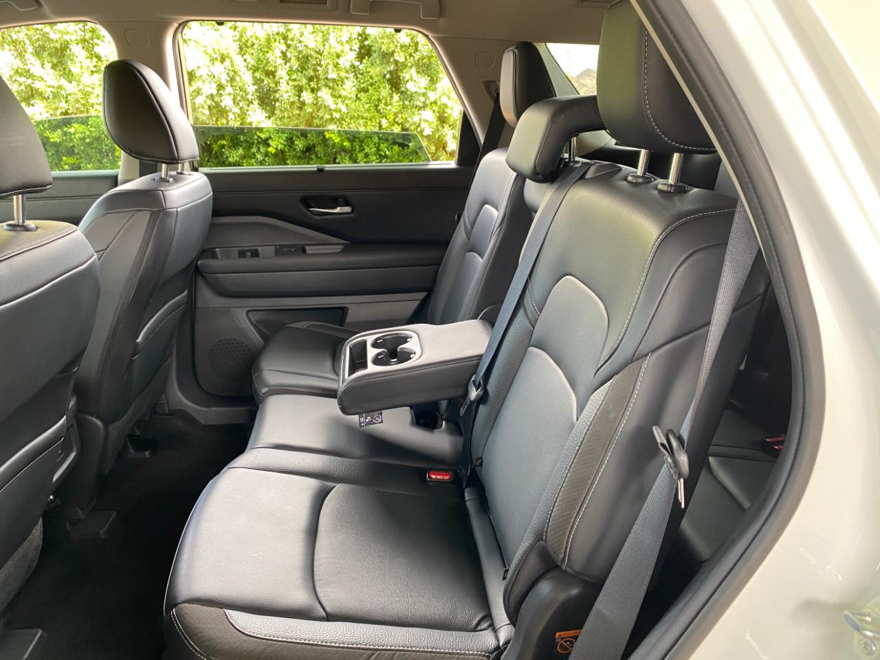 Nissan Pathfinder SL 2WD 2024