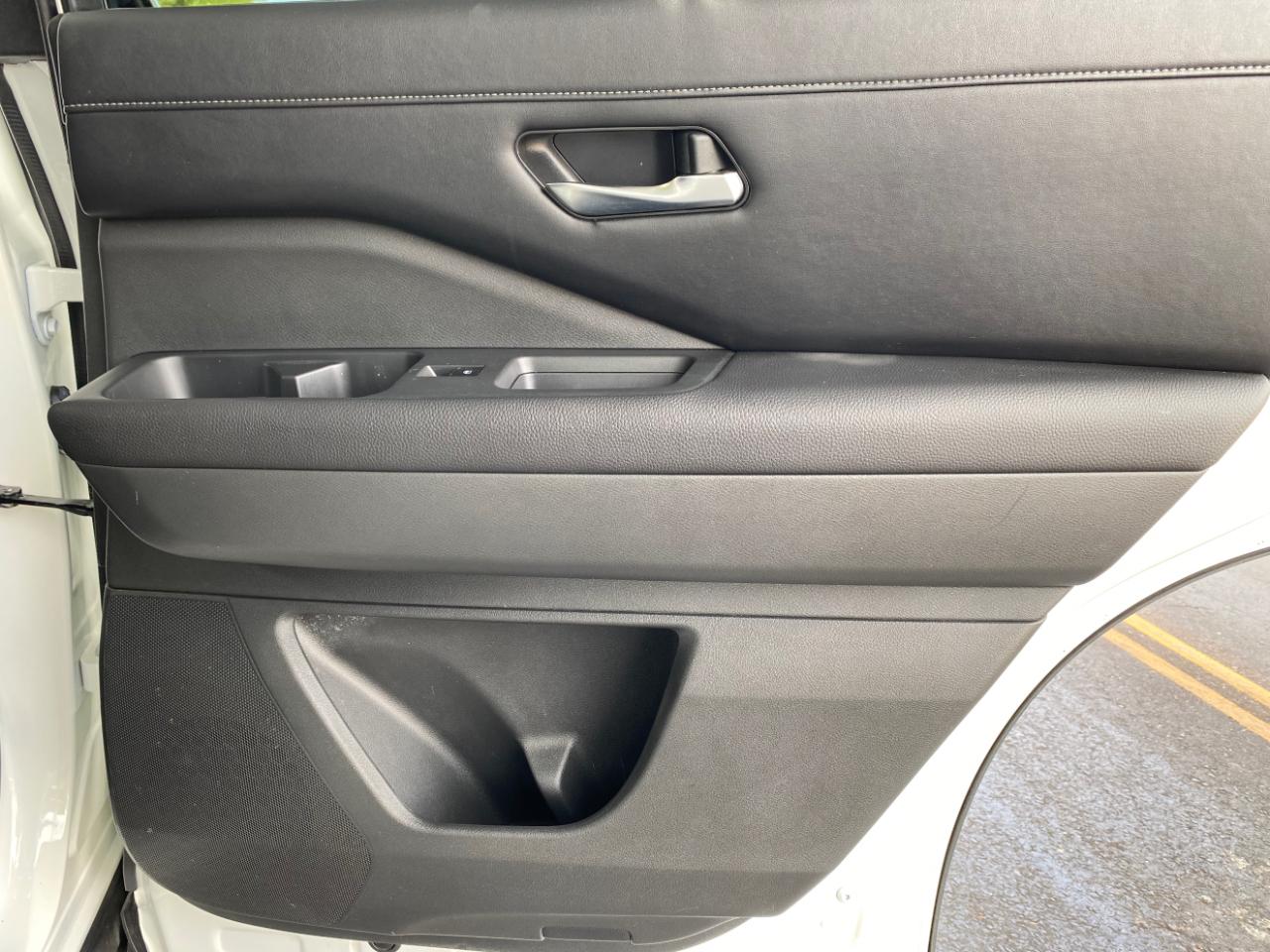 Nissan Pathfinder SL 2WD 2024