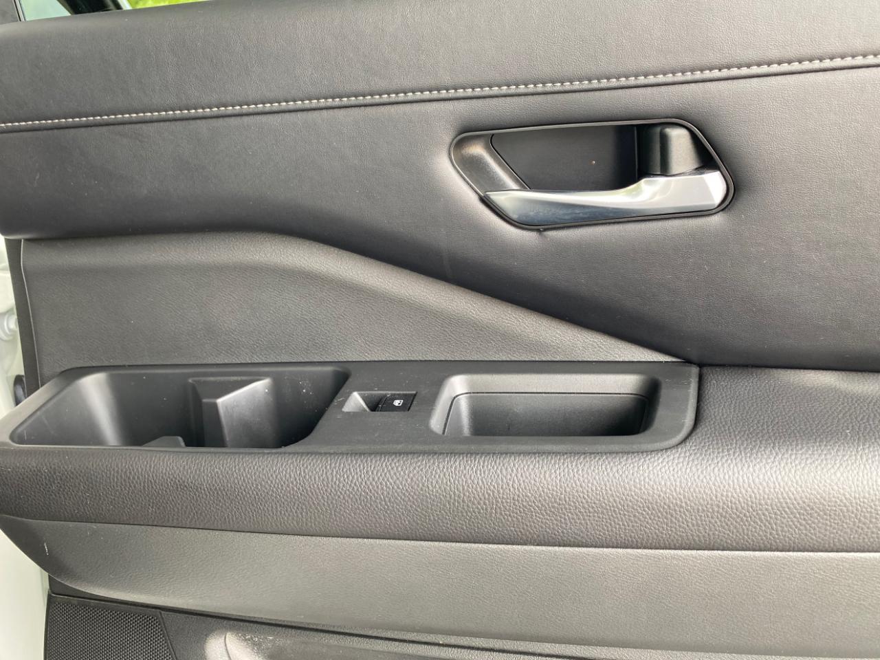 Nissan Pathfinder SL 2WD 2024