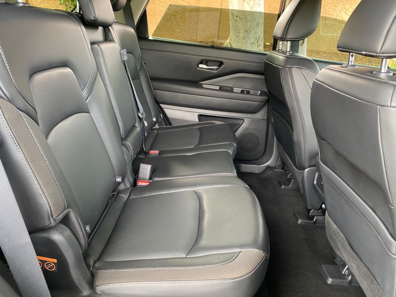 Nissan Pathfinder SL 2WD 2024