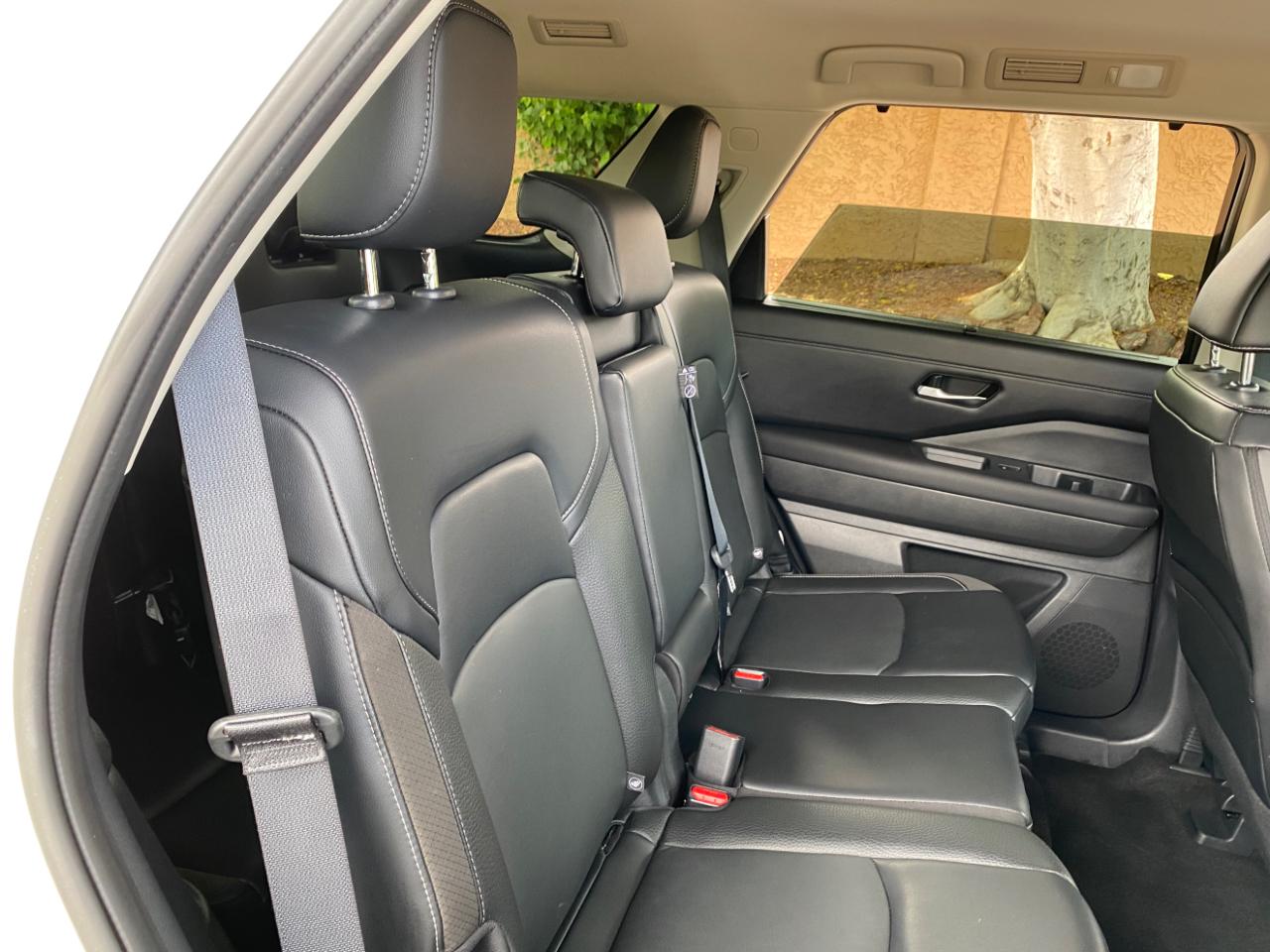 Nissan Pathfinder SL 2WD 2024