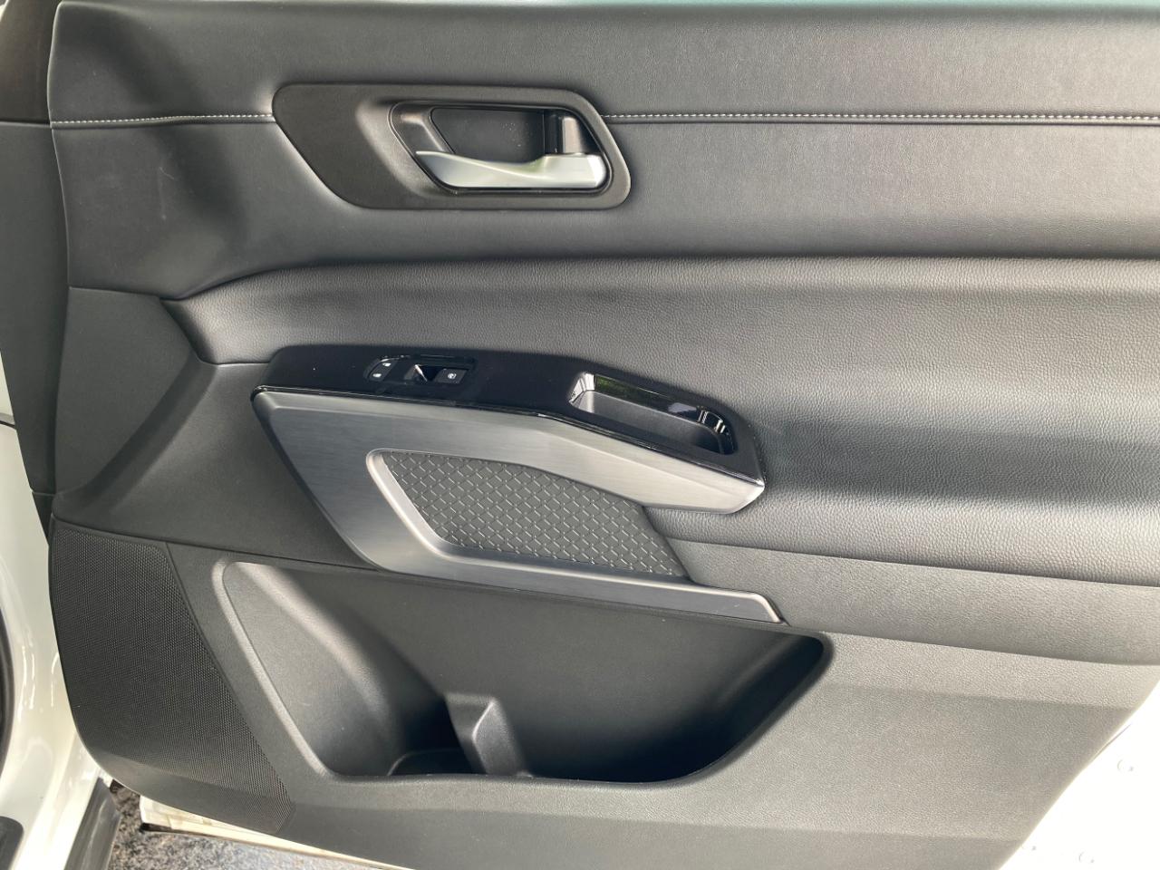 Nissan Pathfinder SL 2WD 2024