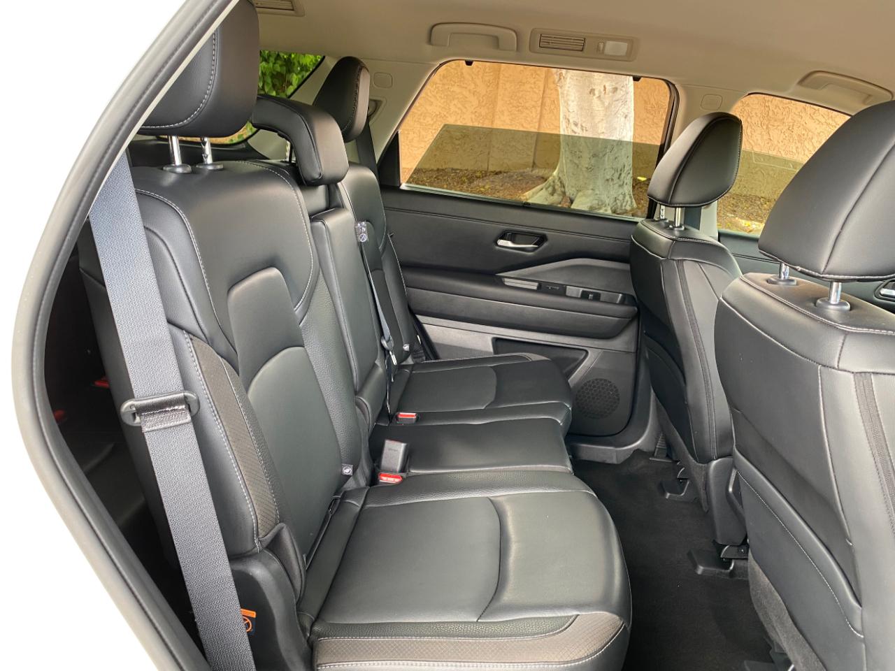 Nissan Pathfinder SL 2WD 2024