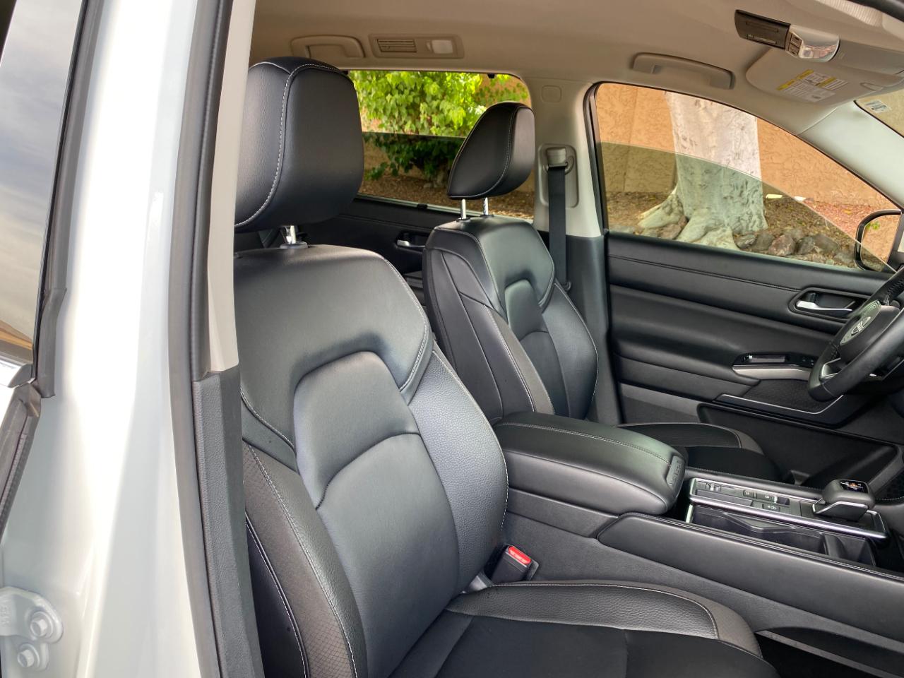 Nissan Pathfinder SL 2WD 2024