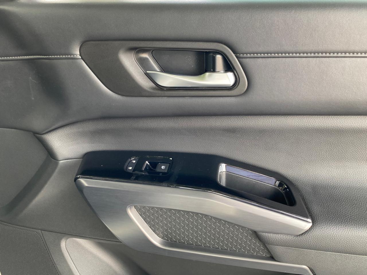 Nissan Pathfinder SL 2WD 2024