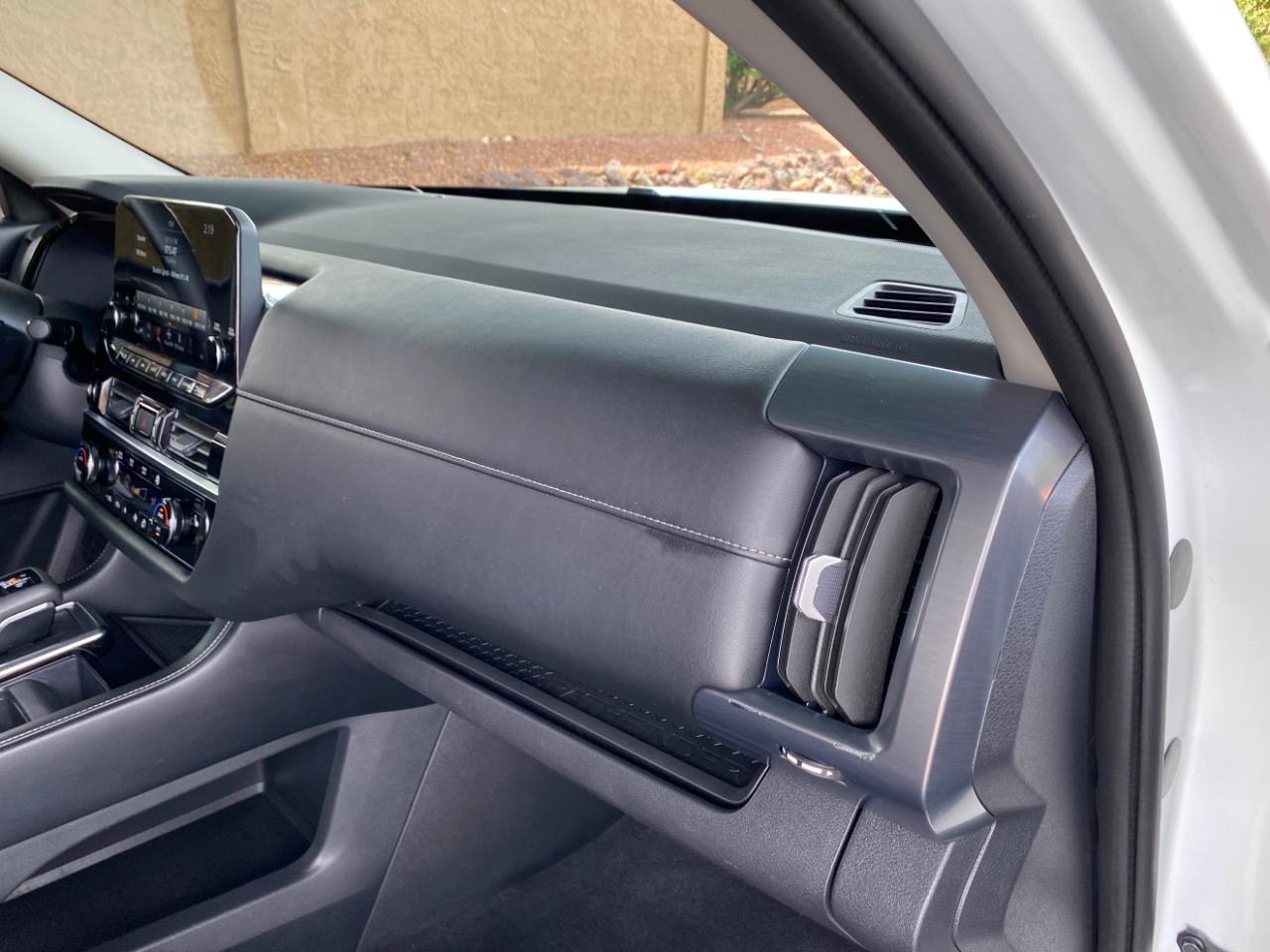 Nissan Pathfinder SL 2WD 2024