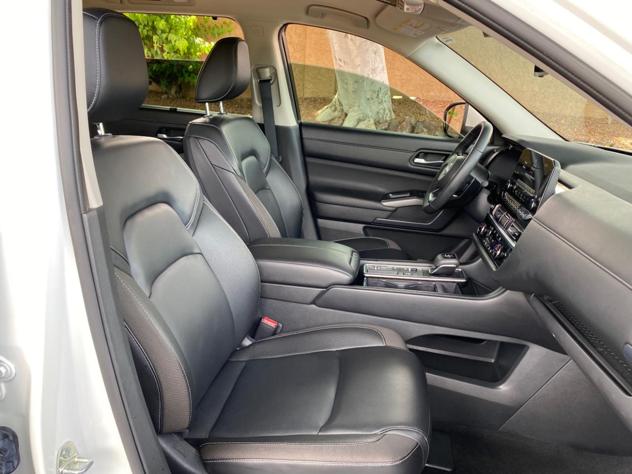 Nissan Pathfinder SL 2WD 2024