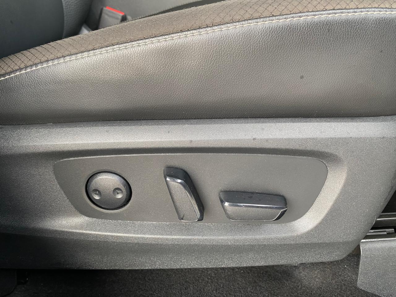 Nissan Pathfinder SL 2WD 2024