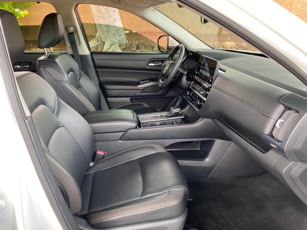 Nissan Pathfinder SL 2WD 2024