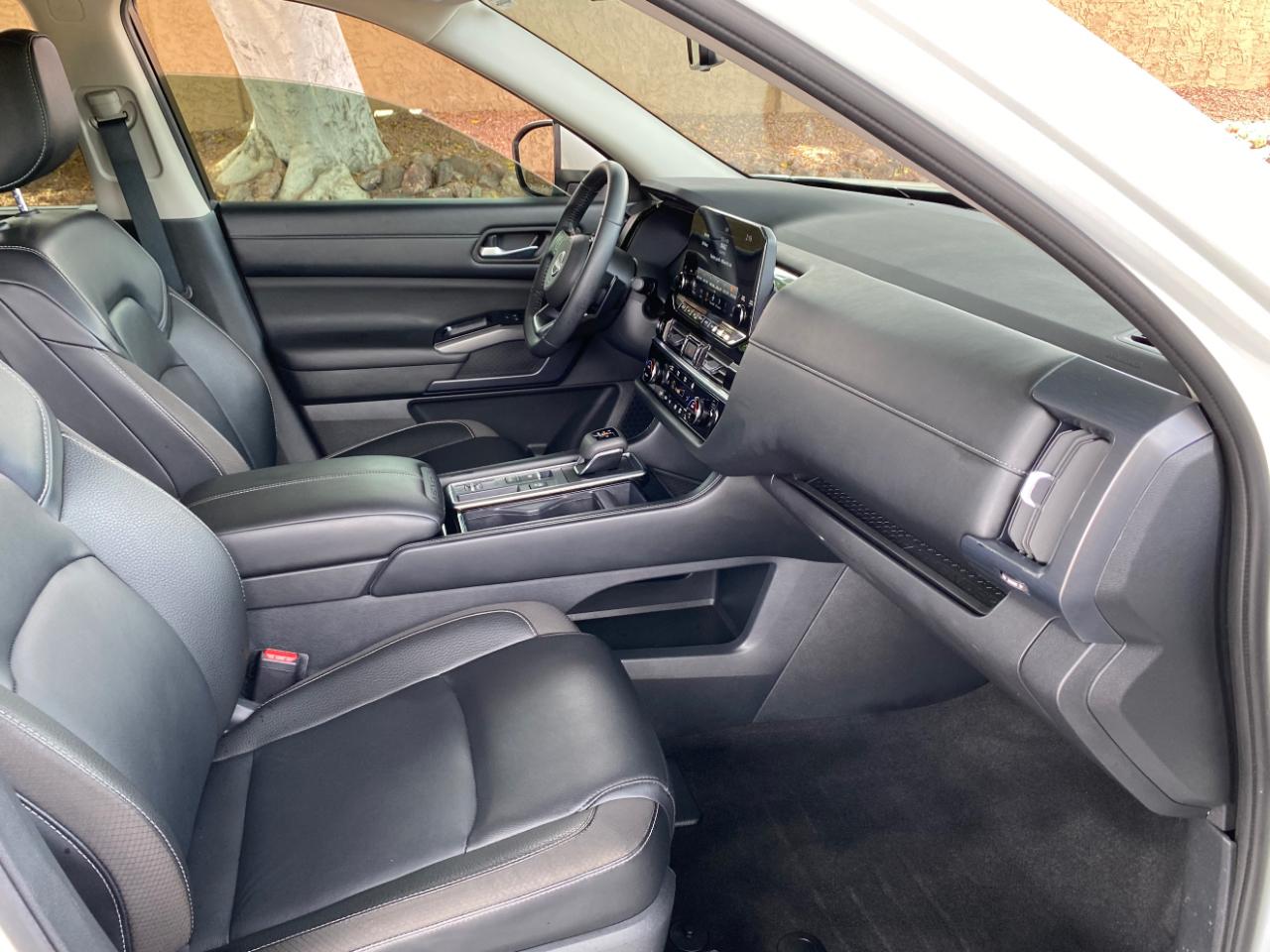 Nissan Pathfinder SL 2WD 2024