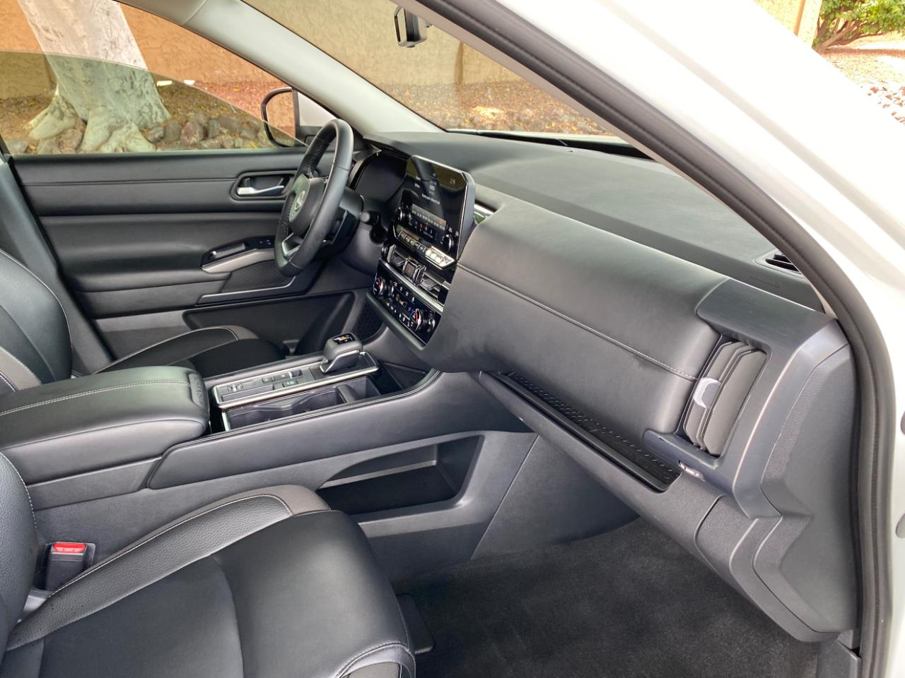 Nissan Pathfinder SL 2WD 2024