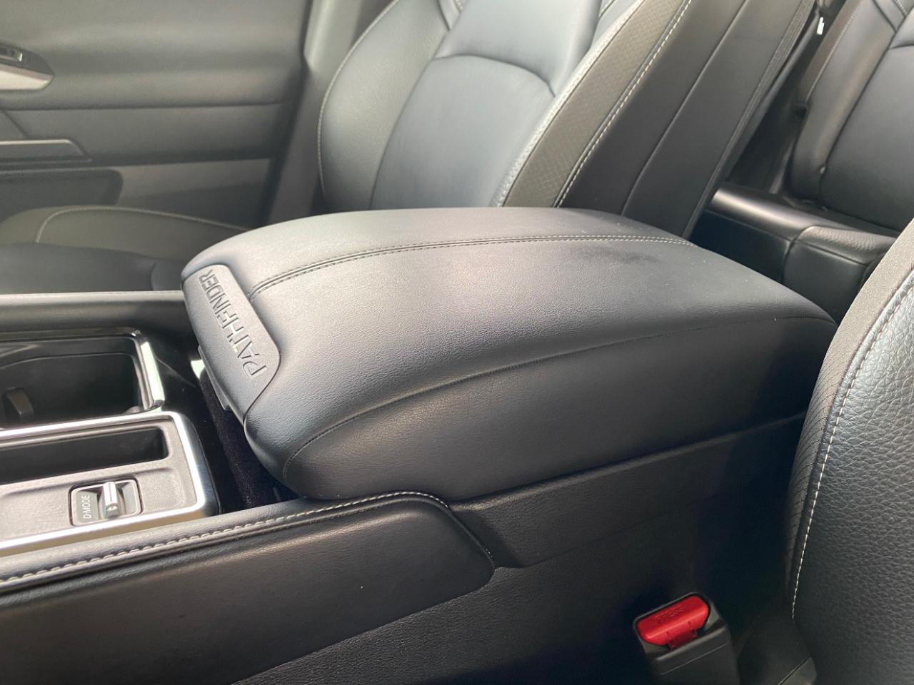 Nissan Pathfinder SL 2WD 2024